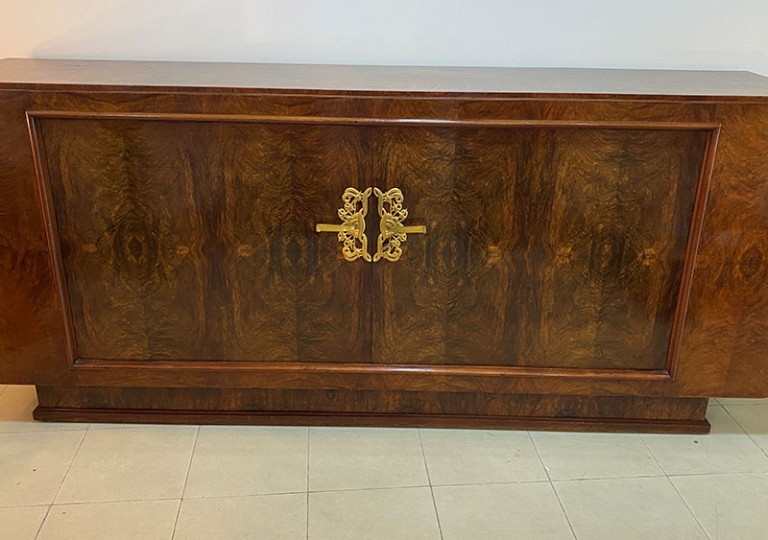 Buffet en palissandre de Rio vernis au tampon.