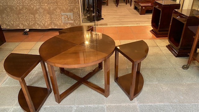 Table basse assortie de quatre petites tables d’appoint en palissandre